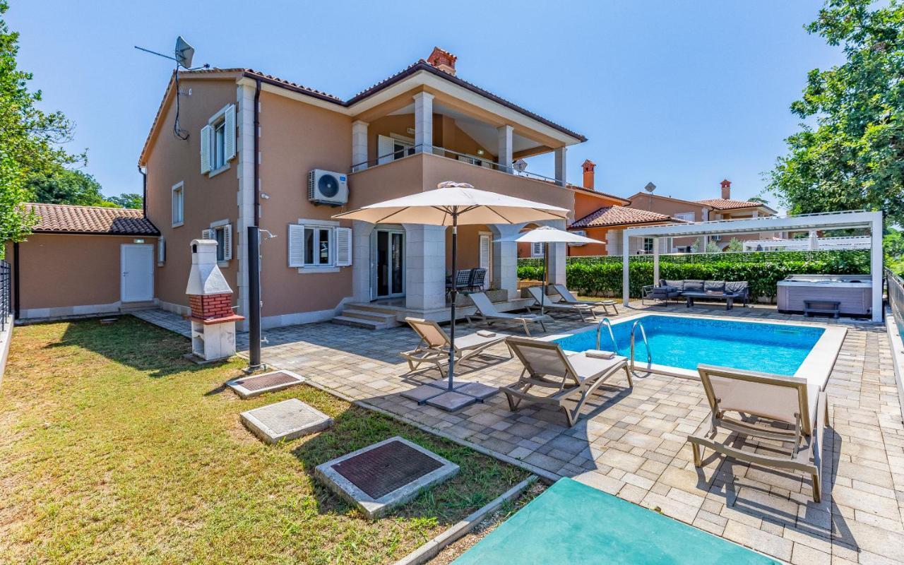 Lotus Villas Resort Pula Exterior photo