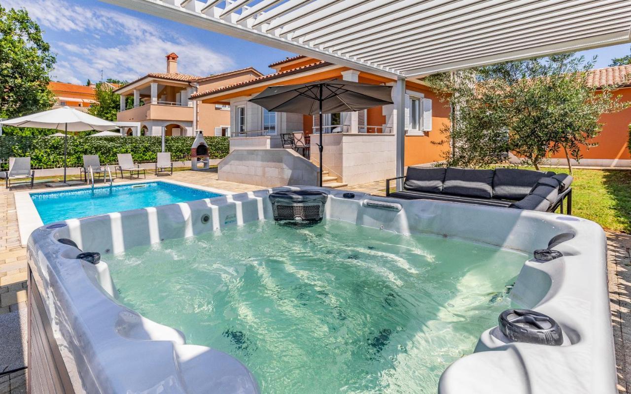 Lotus Villas Resort Pula Exterior photo